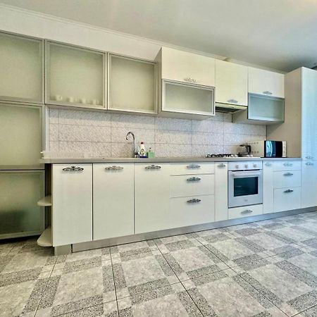 Apartpoltava: Stylish White Apartments with Dual Rooms Exterior photo
