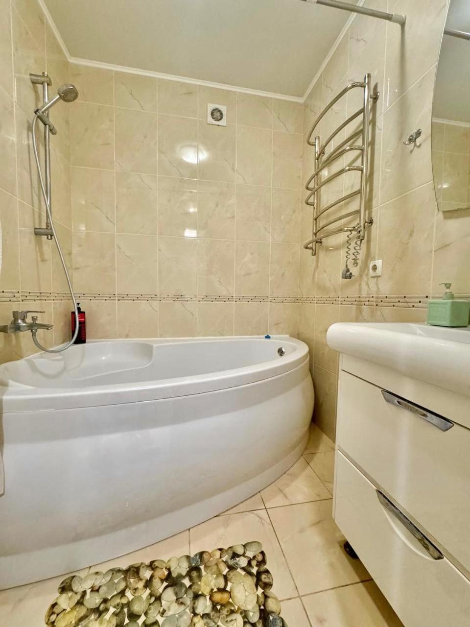 Apartpoltava: Stylish White Apartments with Dual Rooms Exterior photo